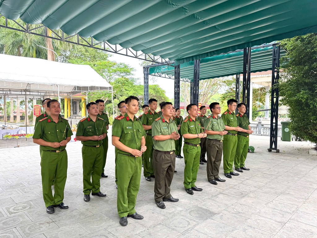 Công an xã dâng hương, dâng hoa tại Nghĩa trang Liệt sĩ Việt Lào