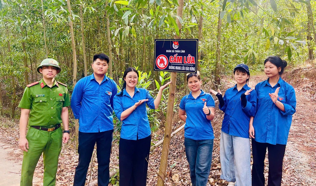 Công an xã Thần Lĩnh phối hợp cắm biển tuyên truyền phòng chống cháy rừng