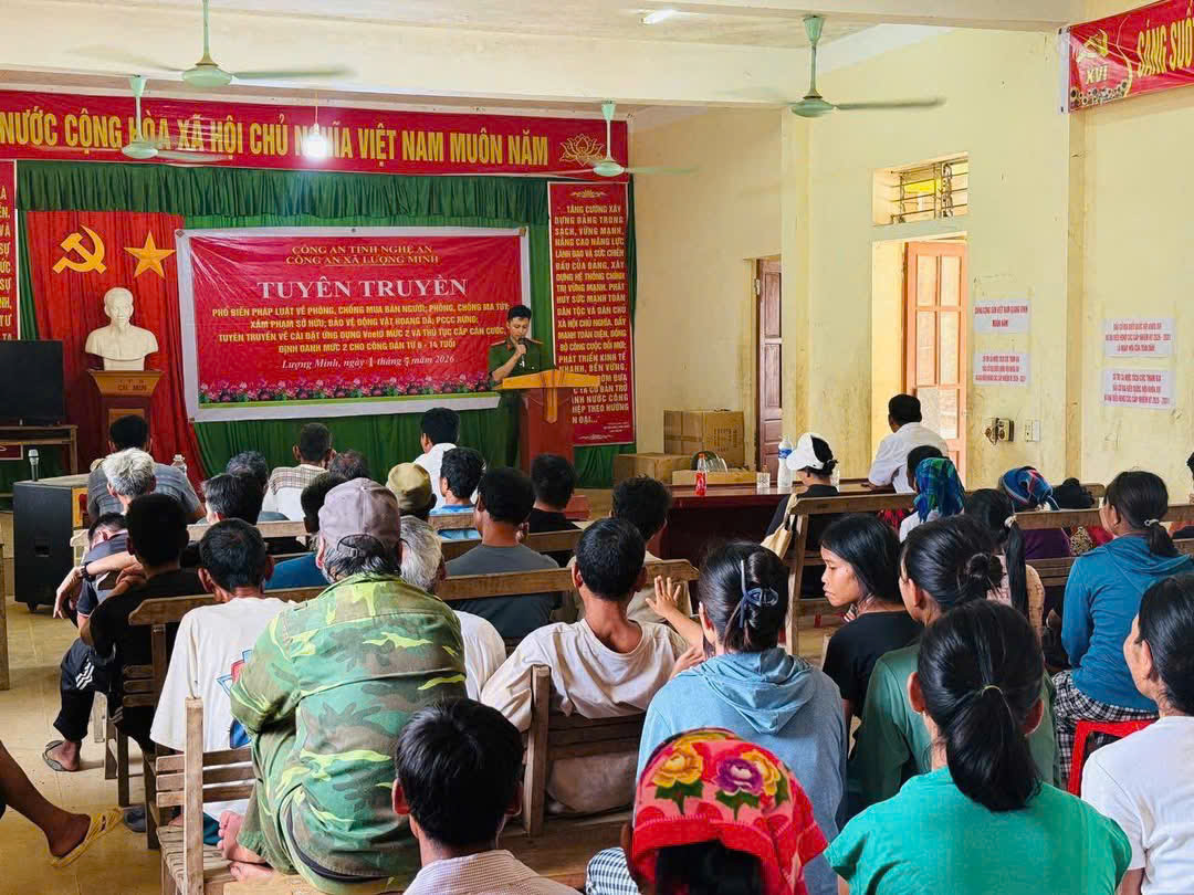 Công an xã Lượng Minh tuyên truyền pháp luật cho người dân