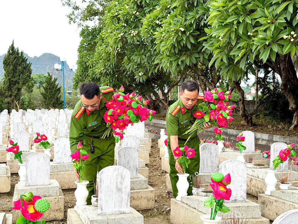 Công an xã chỉnh trang phần mộ Liệt sĩ trong khuôn viên Nghĩa trang