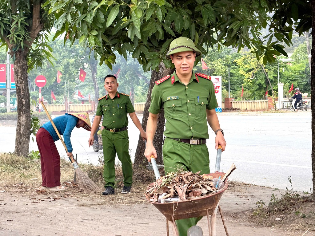 Công an xã dọn dẹp, vệ sinh khuôn viên