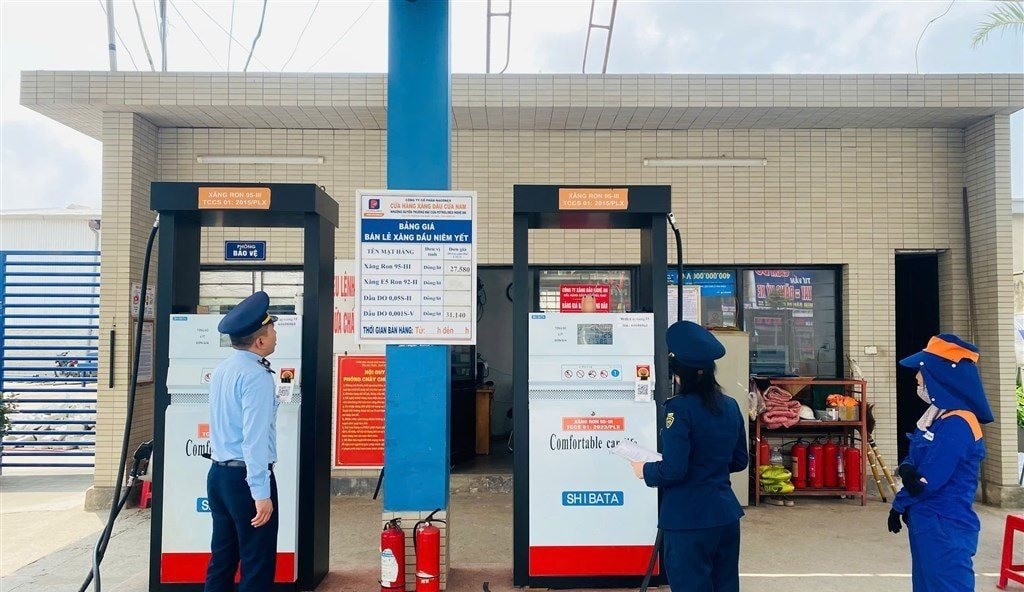 Cán bộ Đội quản lý thị trường số 11 kiểm tra tại 1 cây xăng dầu trên địa bàn. Ảnh tư liệu minh hoạ: Nguyễn Hải