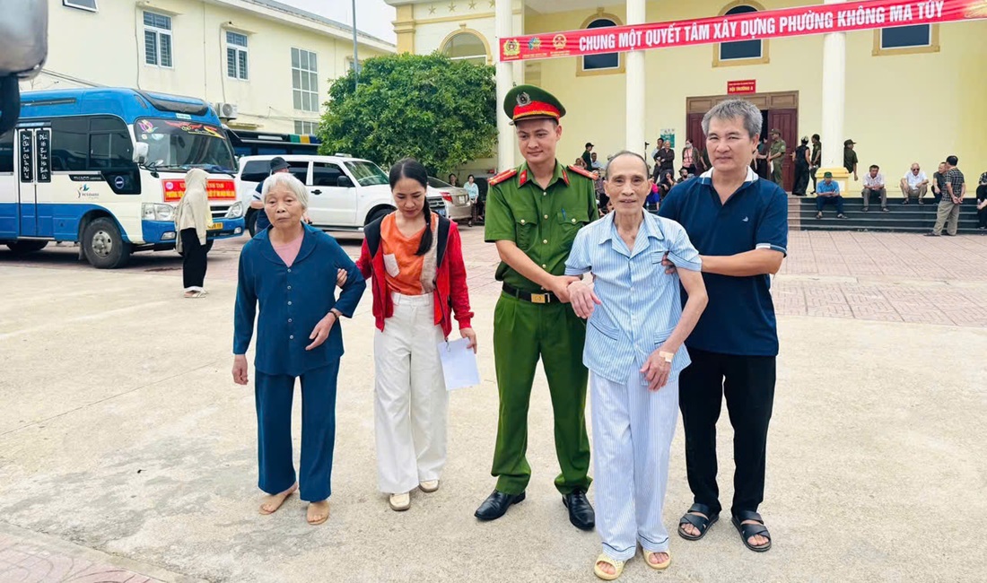 Công an xã Nghĩa Đàn phối hợp đưa đón thân nhân liệt sĩ đến trạm thu nhận mẫu ADN