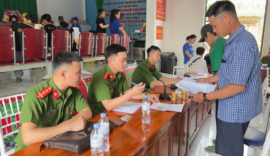 Công an xã Hùng Chân hỗ trợ thân nhân liệt sĩ thu nhận mẫu sinh phẩm ADN