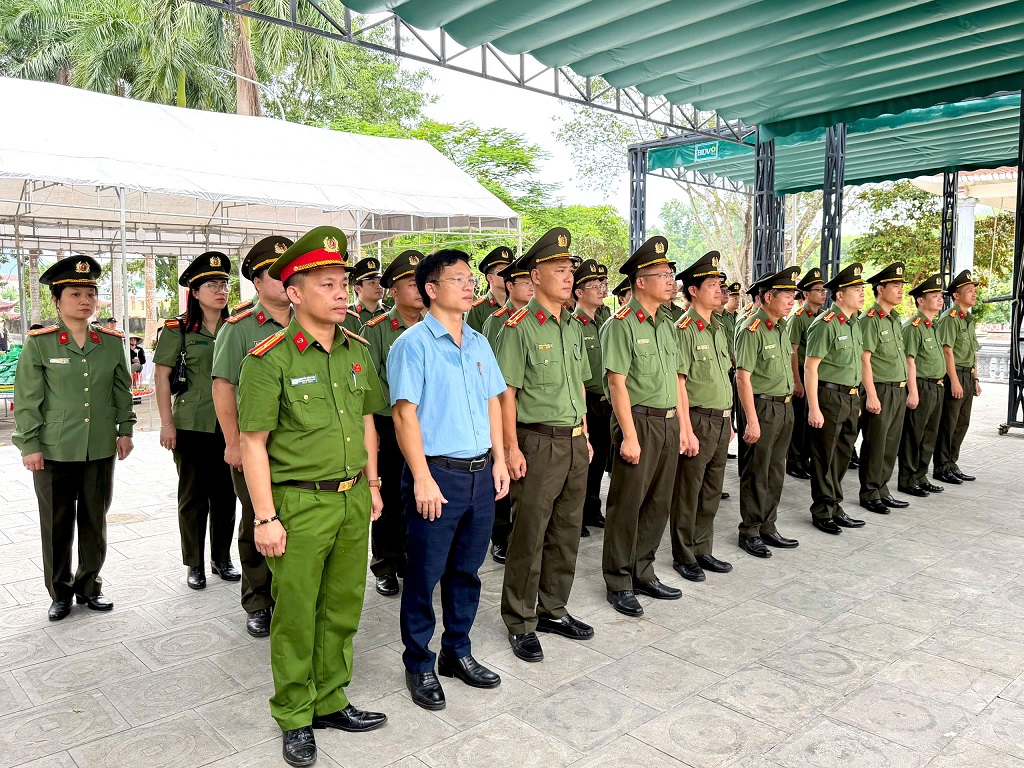 Cục An ninh chính trị nội bộ - Bộ Công an dâng hương tưởng niệm các anh hùng liệt sĩ