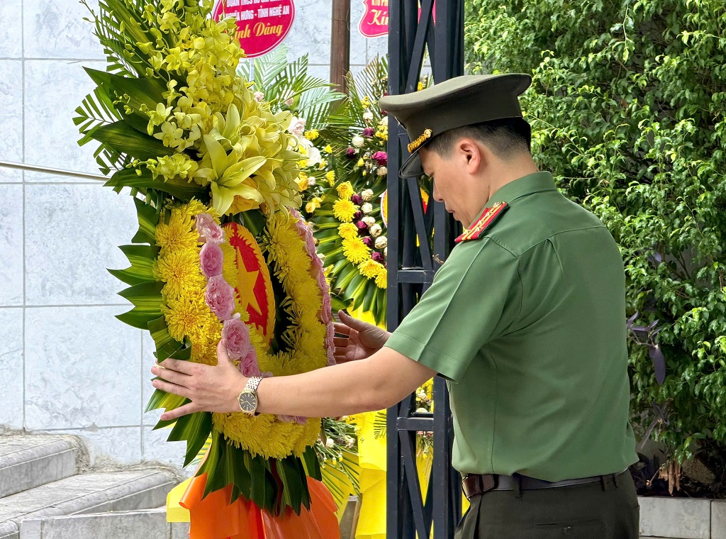 Đồng chí Đại tá Trần Hồng Quang, Phó Cục trưởng Cục An ninh chính trị nội bộ cùng Đoàn đại biểu dâng hương, tưởng niệm Chủ tịch Hồ Chí Minh và các anh hùng liệt sĩ