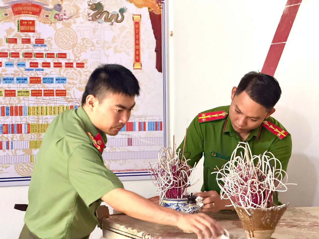 Công an xã lau dọn bàn thờ Liệt sĩ