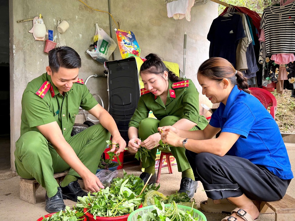 Công an xã chuẩn bị bữa cơm trưa cùng gia đình Liệt sĩ