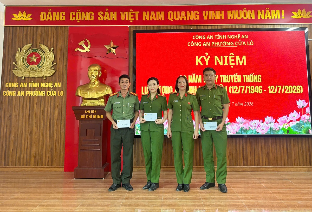 Công an phường Cửa Lò tặng quà nhân Kỷ niệm 80 năm Ngày truyền thống lực lượng An ninh nhân dân