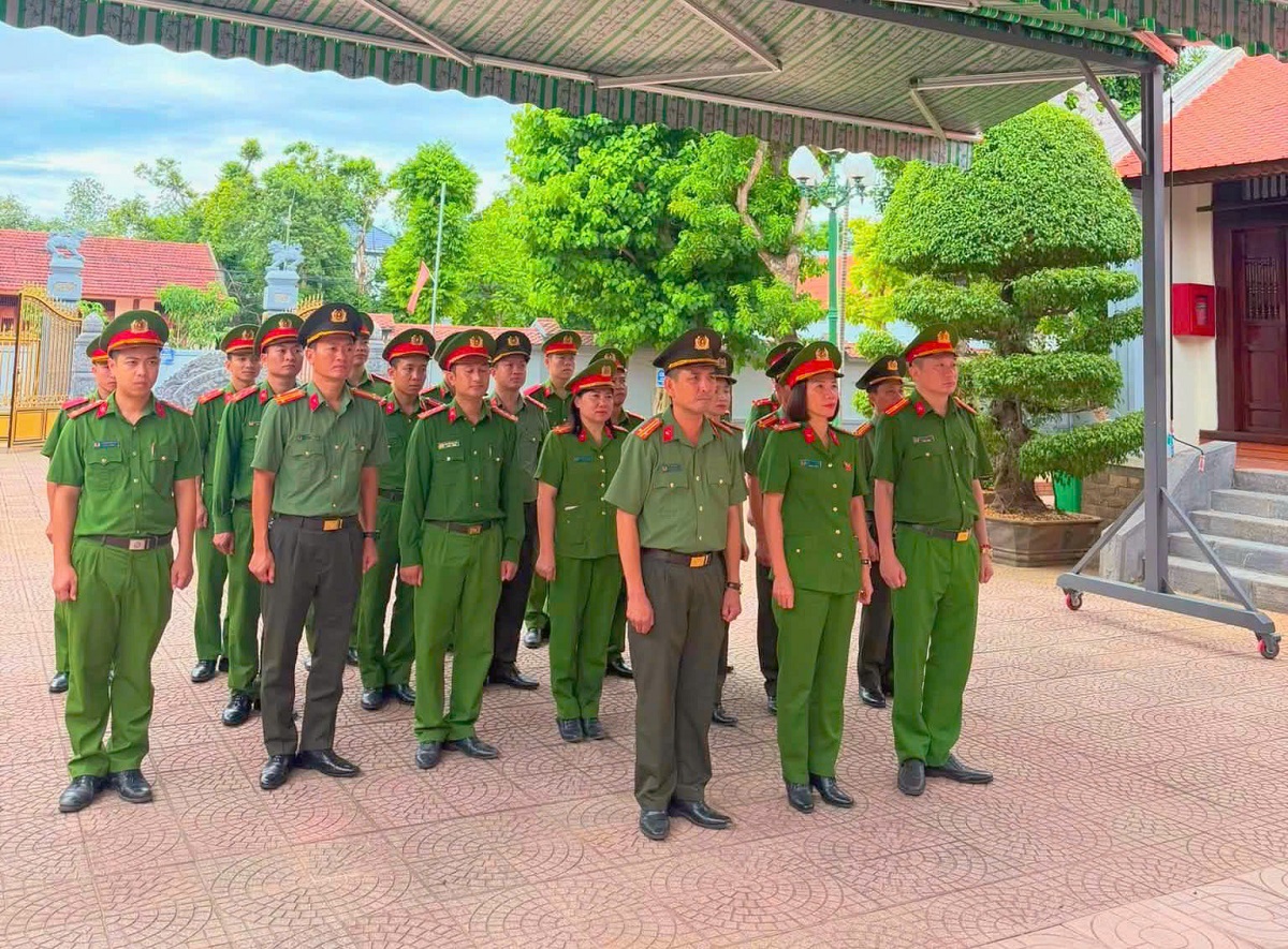 Hoạt động về nguồn tại Nhà tưởng niệm đồng chí Bộ trưởng Trần Quốc Hoàn