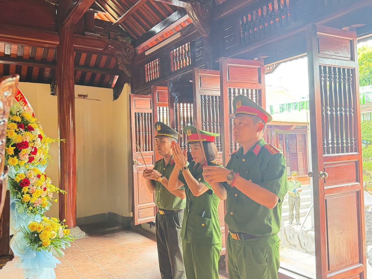 Công an phường Cửa Lò tổ chức hoạt động về nguồn nhân kỷ niệm 80 năm Ngày truyền thống lực lượng An ninh nhân dân