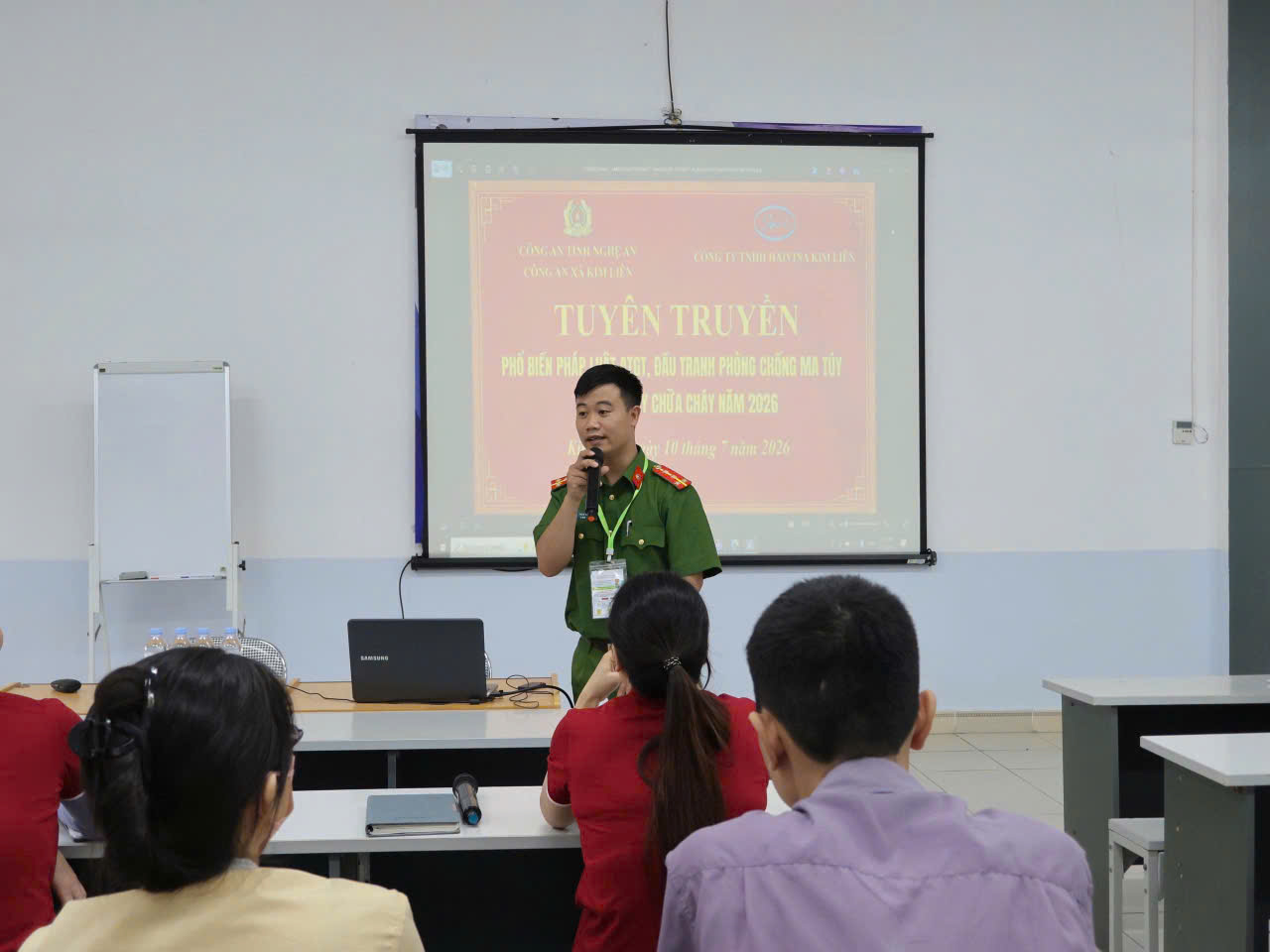 Công an xã Kim Liên tuyên truyền, phổ biến giáo dục pháp luật cho công nhân, người lao động