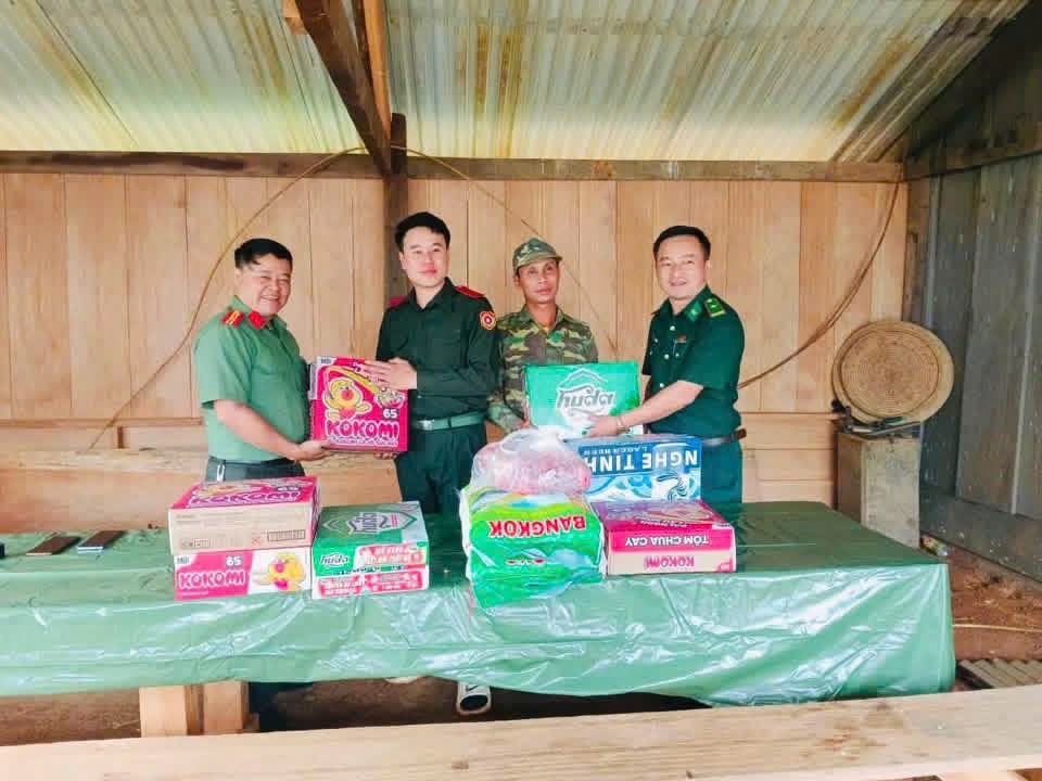 Công an xã Na Ngoi trao tặng nhu yếu phẩm, thắt chặt tình hữu nghị đặc biệt Việt nam – Lào