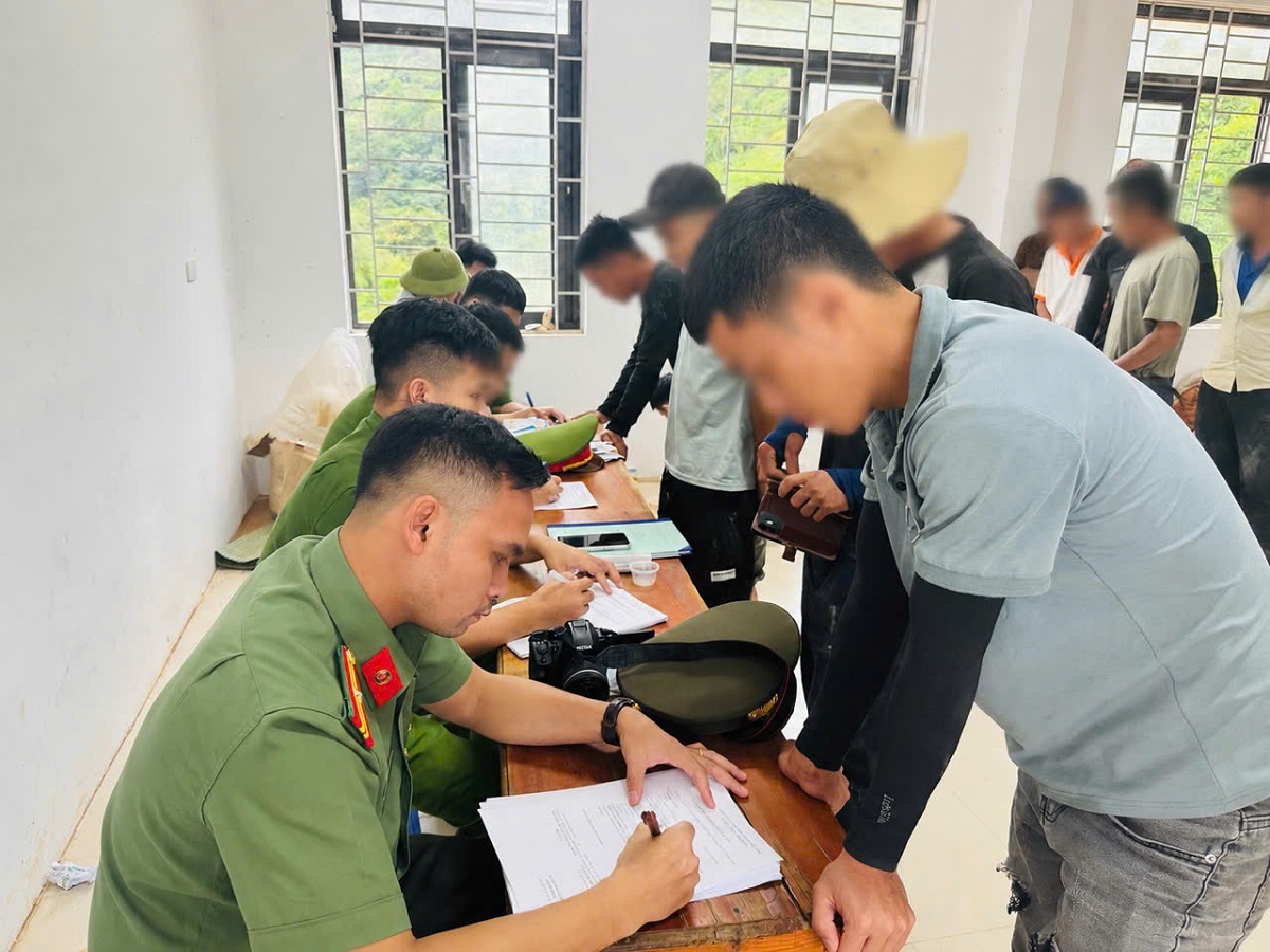 Công an xã Na Ngoi tổ chức kiểm tra, test nhanh ma túy đối với công nhân đang thi công