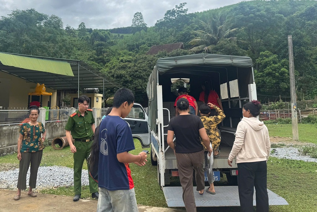 Công an xã Tam Quang xuyên ngày nghỉ giúp người dân cấp tài khoản định danh điện tử mức 2