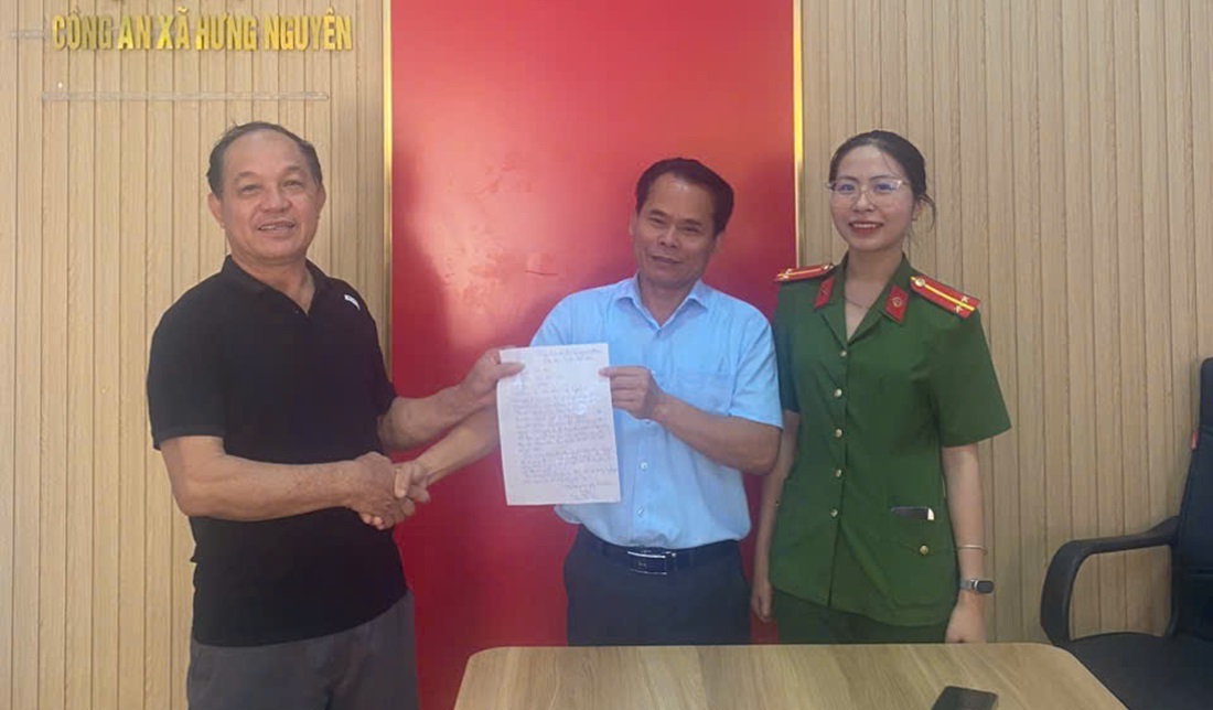 Công an xã Hưng Nguyên kịp thời hỗ trợ người dân nhận lại tiền chuyển khoản nhầm