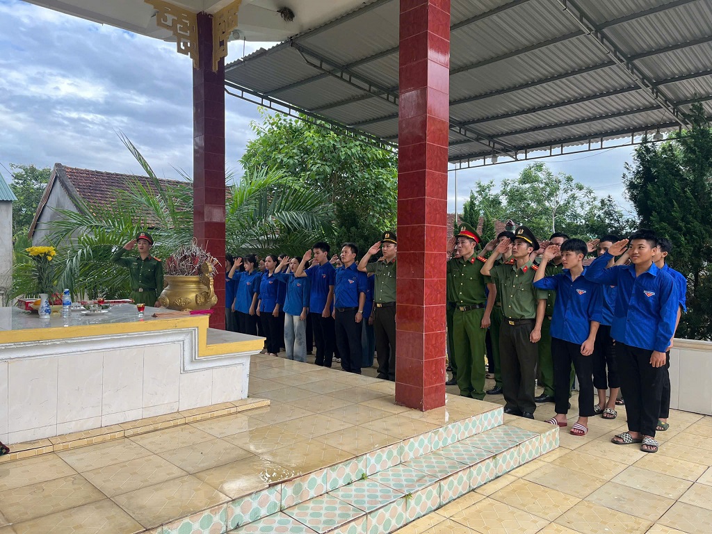 Công an xã dâng hương, dâng hoa tại Nghĩa trang Liệt sĩ 