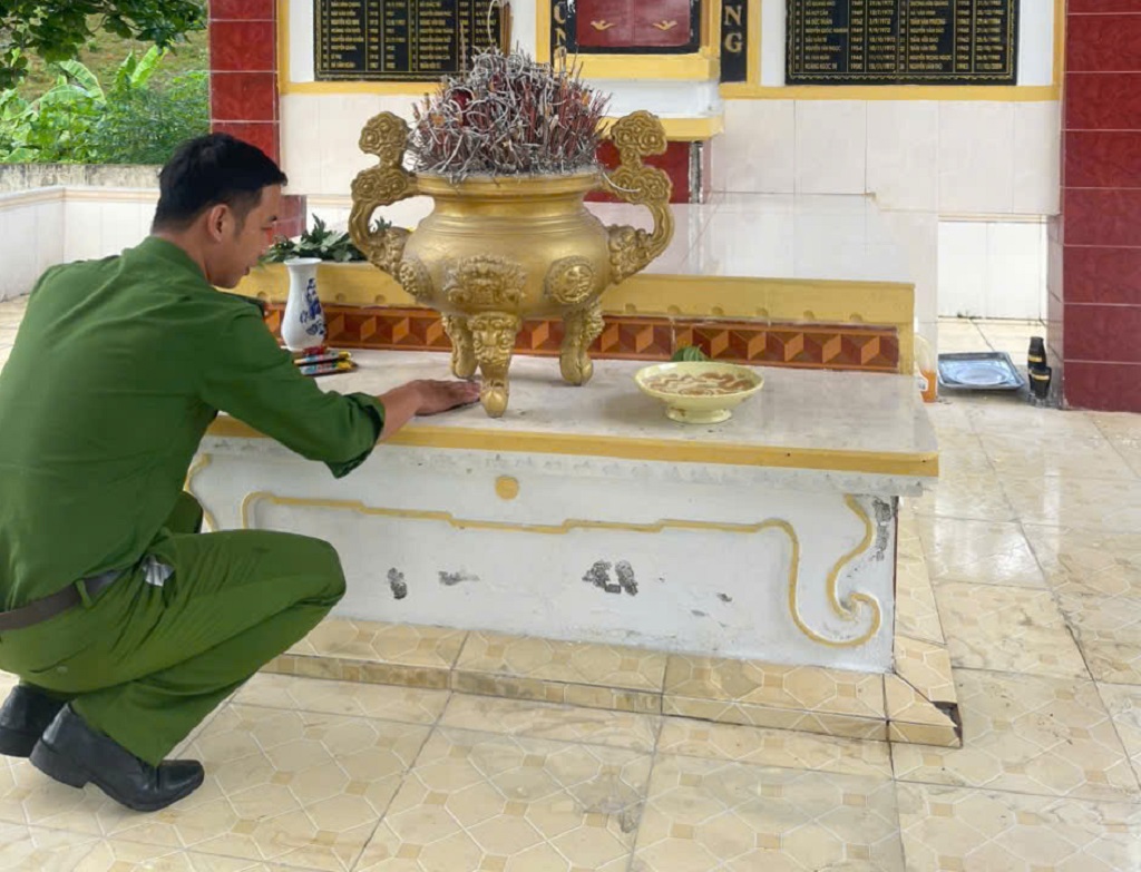 Cán bộ chiến sĩ tham gia dọn dẹp, chỉnh trang khu vực Nghĩa trang Liệt sĩ