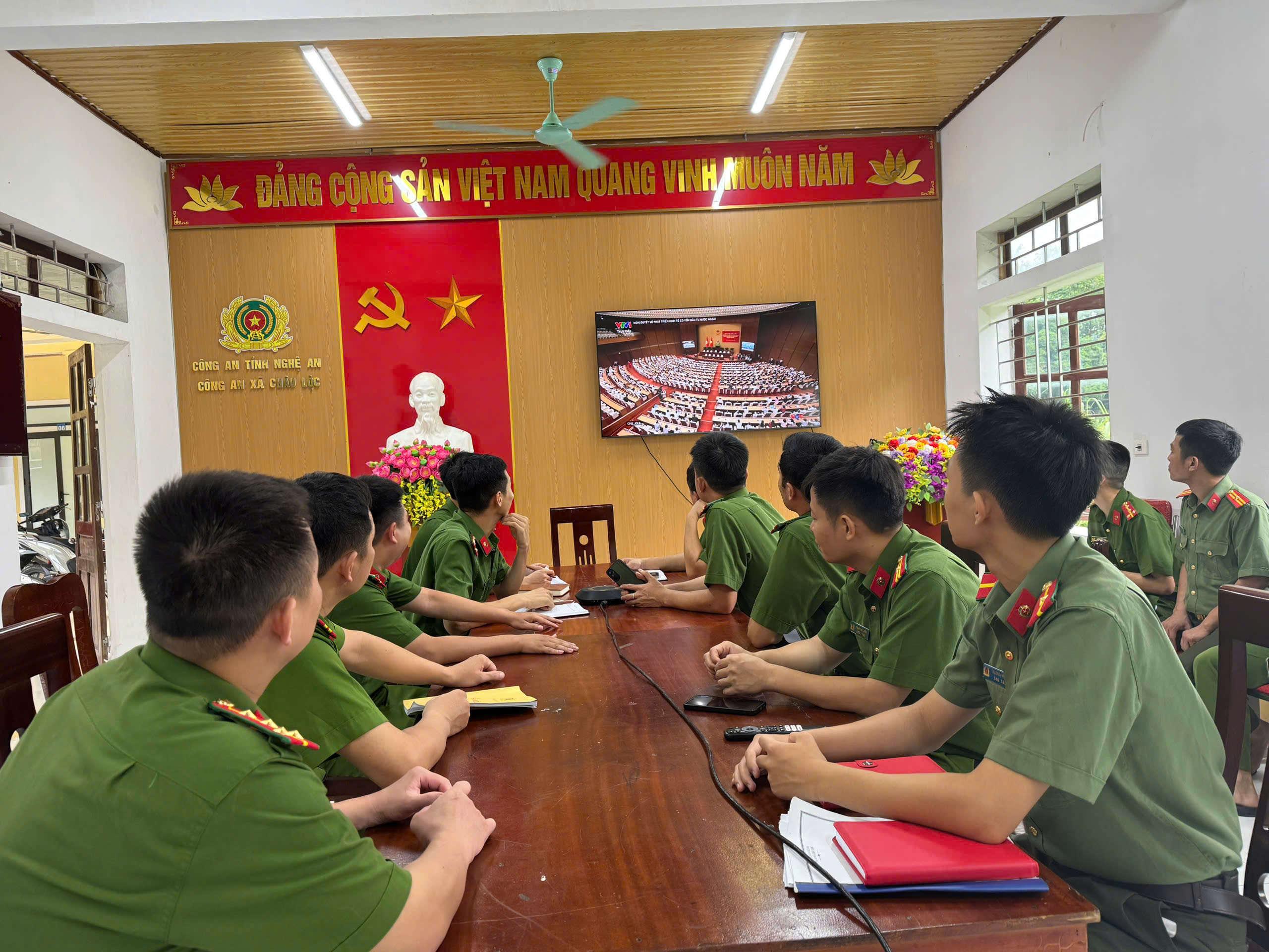 Công an xã Châu Lộc tham gia hội nghị học tập, quán triệt Nghị quyết số 10 của Bộ Chính trị