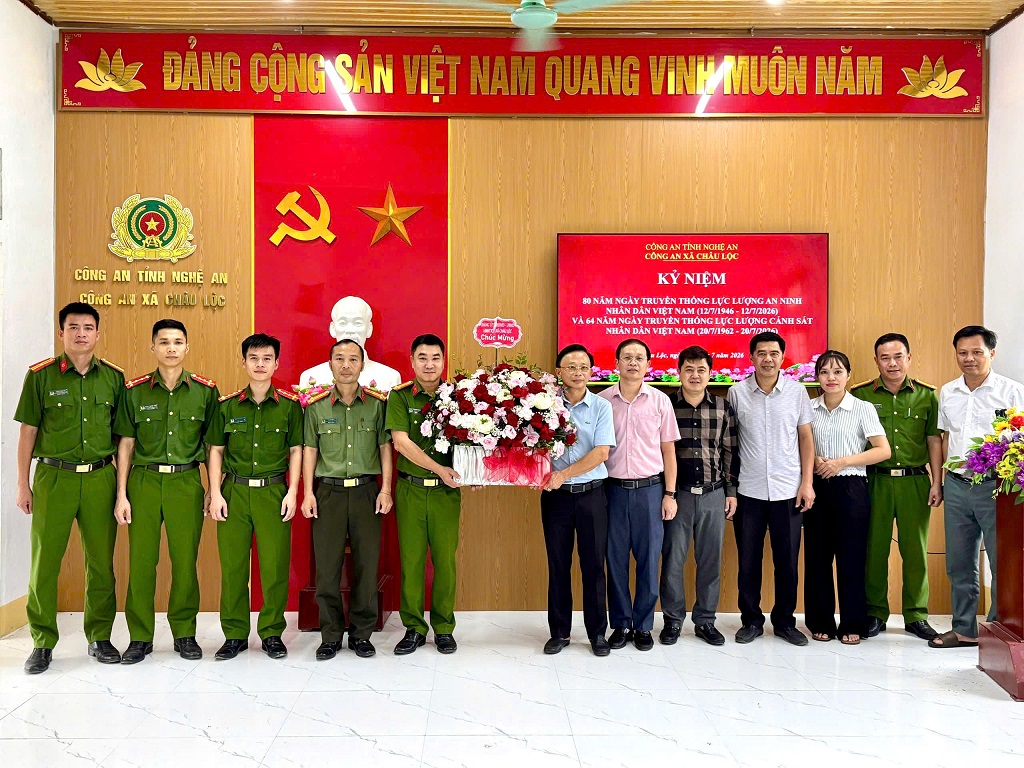 Đại diện Đảng uỷ, UBND, UBMTTQ, HĐND xã tặng hoa chúc mừng