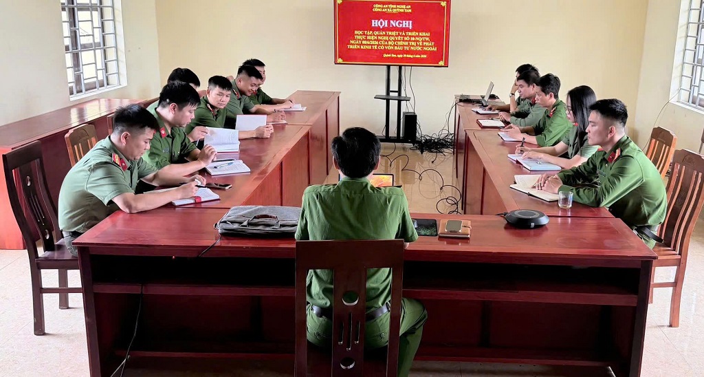 Công an xã Quỳnh Tam tham gia hội nghị học tập, quán triệt Nghị quyết số 10 của Bộ Chính trị