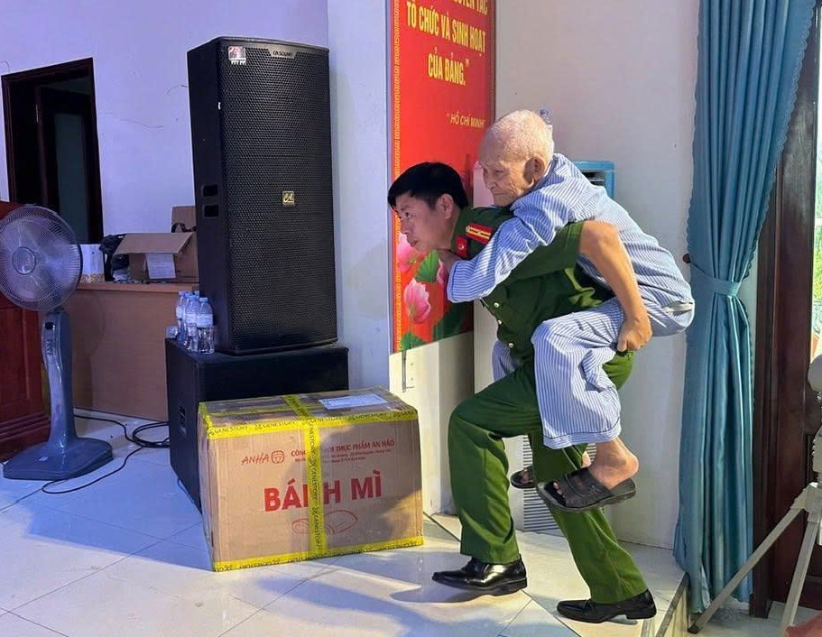 Công an xã Quỳnh Tam hỗ trợ thân nhân liệt sĩ thu nhận mẫu sinh phẩm ADN