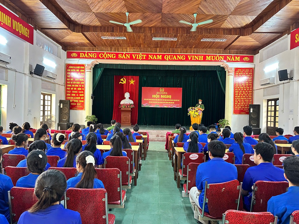 Công an xã Quỳnh Tam tuyên truyền pháp luật cho thanh thiếu niên