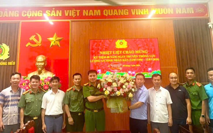 Lãnh đạo xã Đông Hiếu chúc mừng Công an xã nhân Ngày truyền thống An ninh nhân dân