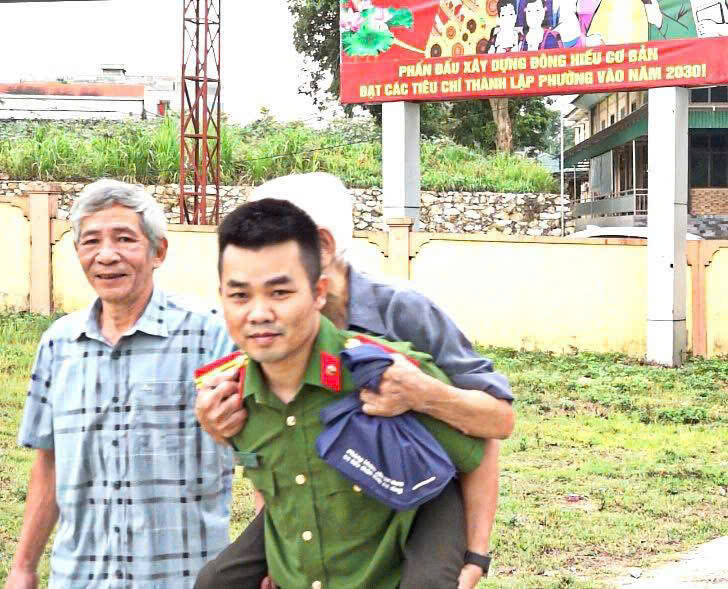 Công an xã Đông Hiếu hỗ trợ thân nhân liệt sĩ thu nhận mẫu sinh phẩm ADN