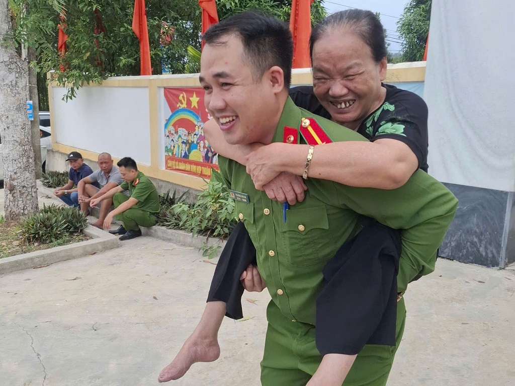 Công an xã hỗ trợ thân nhân Liệt sĩ lấy mẫu giám định ADN