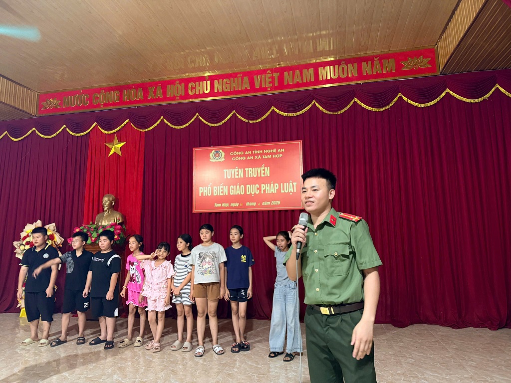 Công an xã Tam Hợp tuyên truyền pháp luật cho thanh thiếu niên