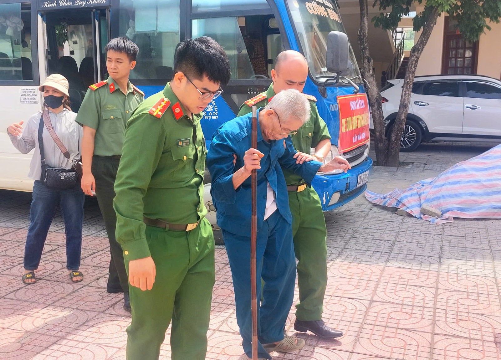 Công an xã Yên Na hỗ trợ thân nhân liệt sĩ thu nhận mẫu sinh phẩm ADN