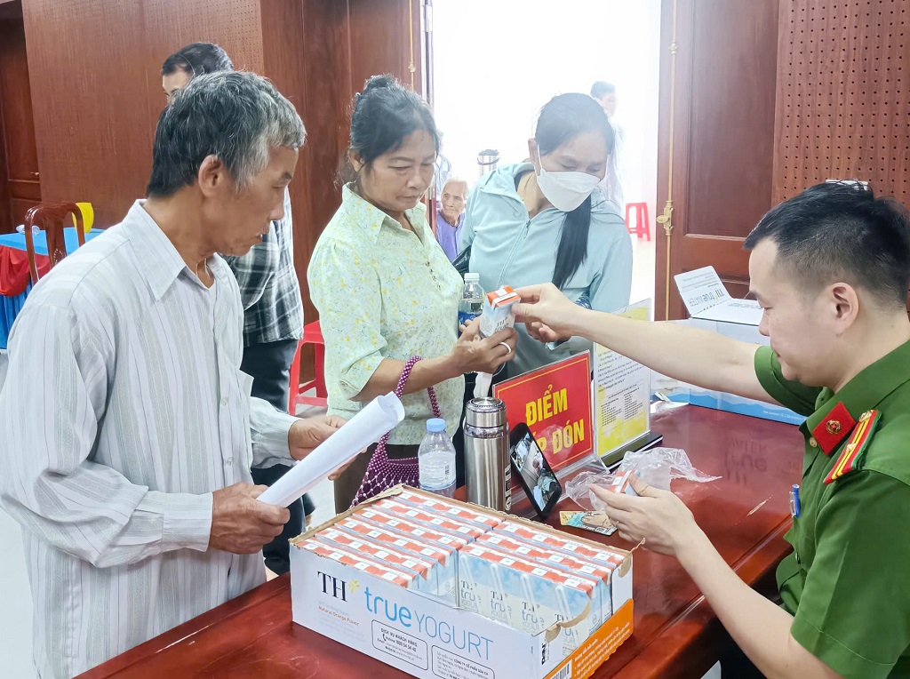 Công an xã Nhân Hoà hỗ trợ thân nhân liệt sĩ thu nhận mẫu sinh phẩm ADN