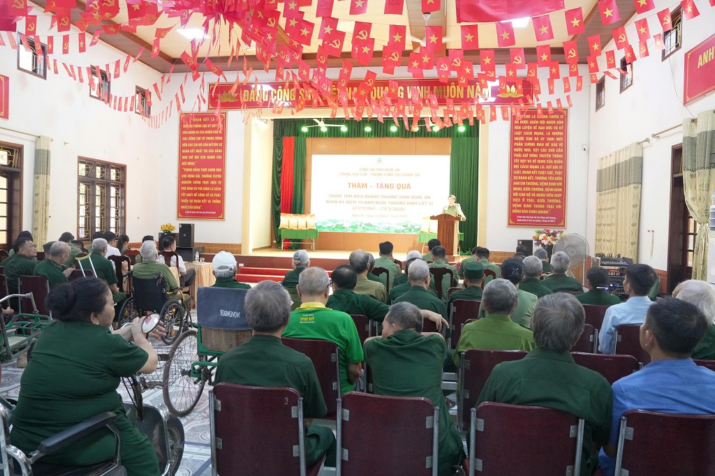 Trao tặng nhiều phần quà ý nghĩa nhằm góp phần hỗ trợ đời sống vật chất, tinh thần cho các thương, bệnh binh và thân nhân người có công với cách mạng