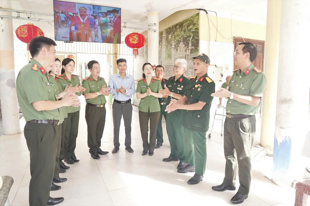 Những câu chuyện về một thời khói lửa, về sự hy sinh vì độc lập, tự do của Tổ quốc được lắng nghe bằng tất cả sự trân trọng