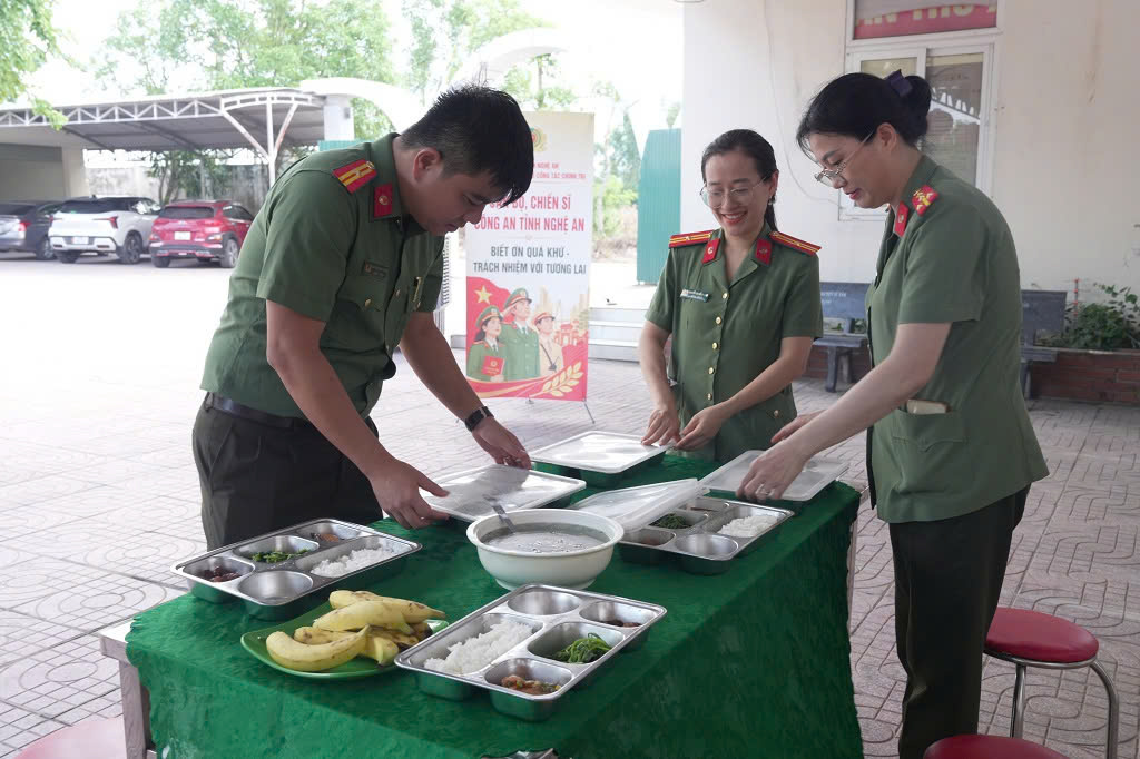 Lãnh đạo, cán bộ, chiến sĩ hai đơn vị cùng cán bộ Trung tâm chuẩn bị, phục vụ bữa cơm thân mật cho thương, bệnh binh và người có công với cách mạng