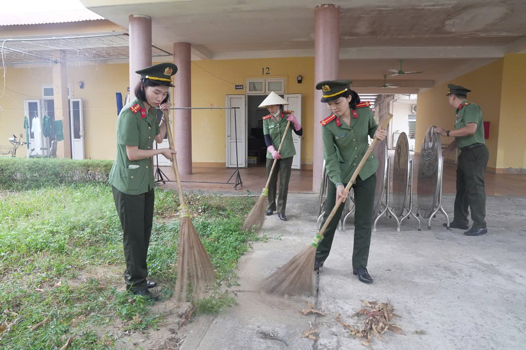Tổ chức tổng dọn vệ sinh khuôn viên Trung tâm, góp phần giữ gìn cảnh quan xanh, sạch, đẹp