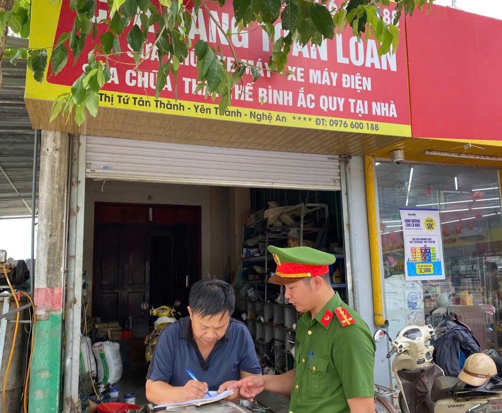 Công an xã Bình Minh tổ chức ký cam kết chấp hành pháp luật đối với cơ sở sửa chữa xe máy