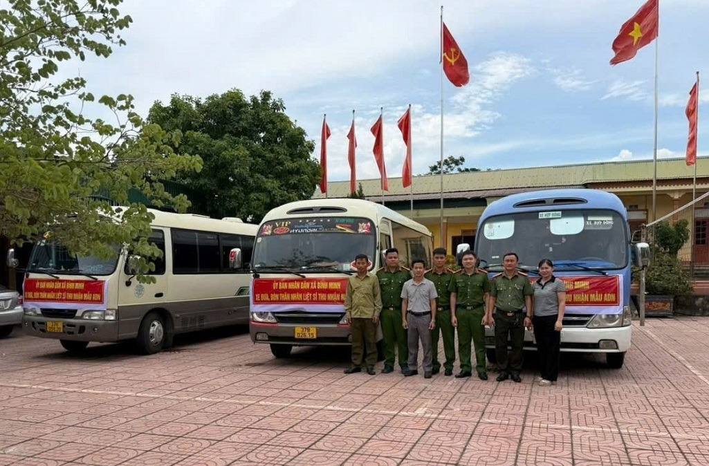 Công an xã Bình Minh phối hợp đưa đón thân nhân liệt sĩ đến trạm thu nhận mẫu ADN