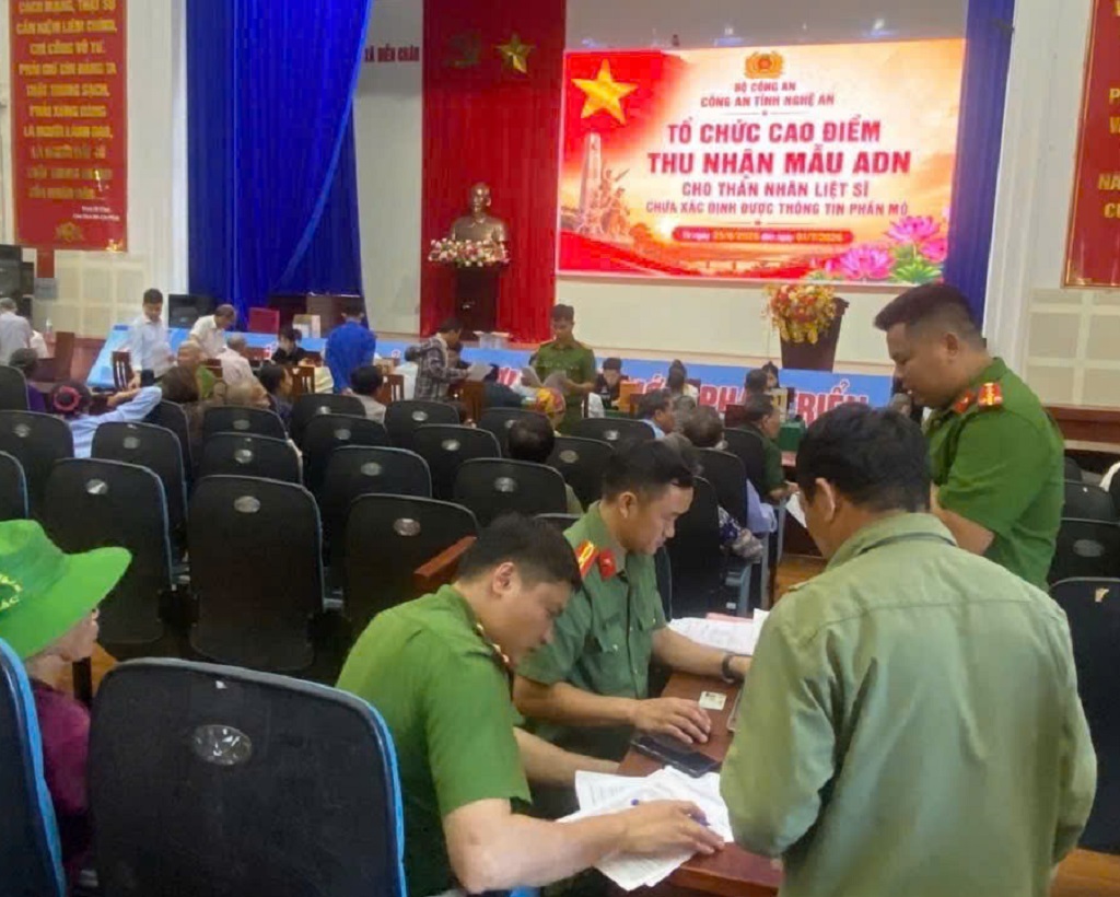 Công an xã hướng dẫn, hỗ trợ người dân