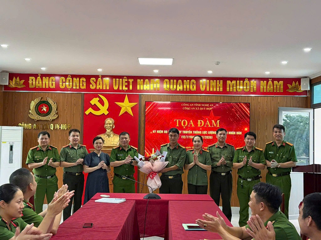 Đại diện Đảng uỷ, UBND, HĐND, UBMTTQ xã tặng hoa chúc mừng