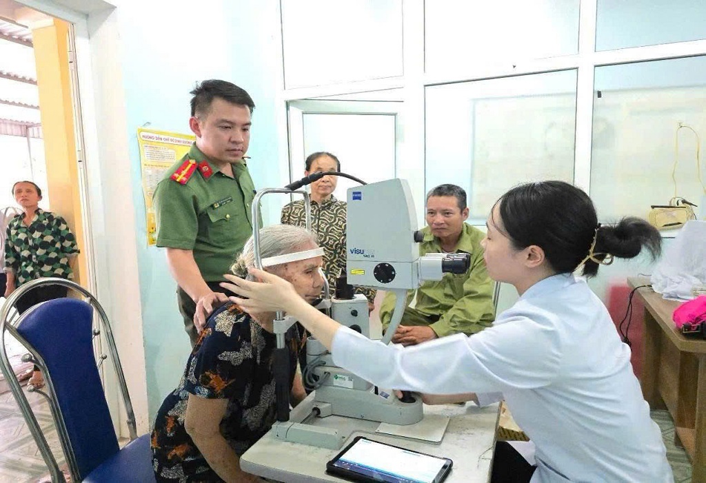 Tổ chức khám, cấp thuốc cho người dân