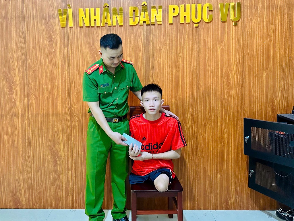 Công an xã trao trả lại tài sản cho người dân đánh rơi