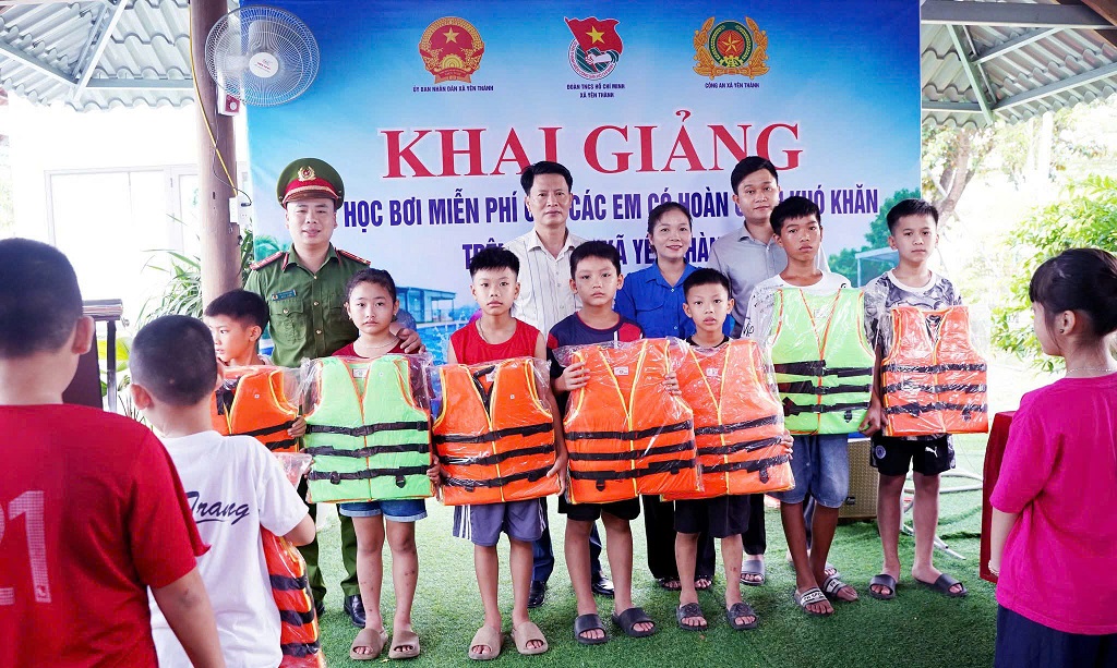 Khai giảng lớp học bơi miễn phí dành cho trẻ em có hoàn cảnh khó khăn