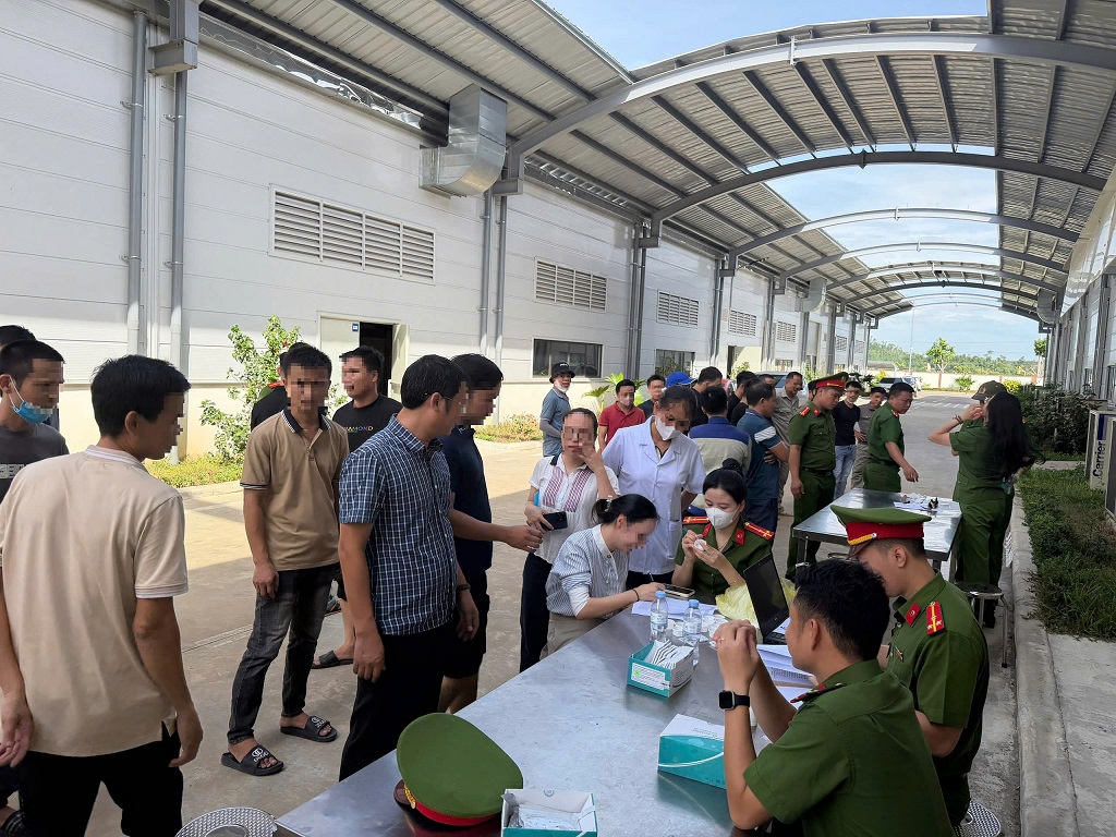 Công an xã Đại Đồng phối hợp tổ chức test nhanh ma túy cho người lao động