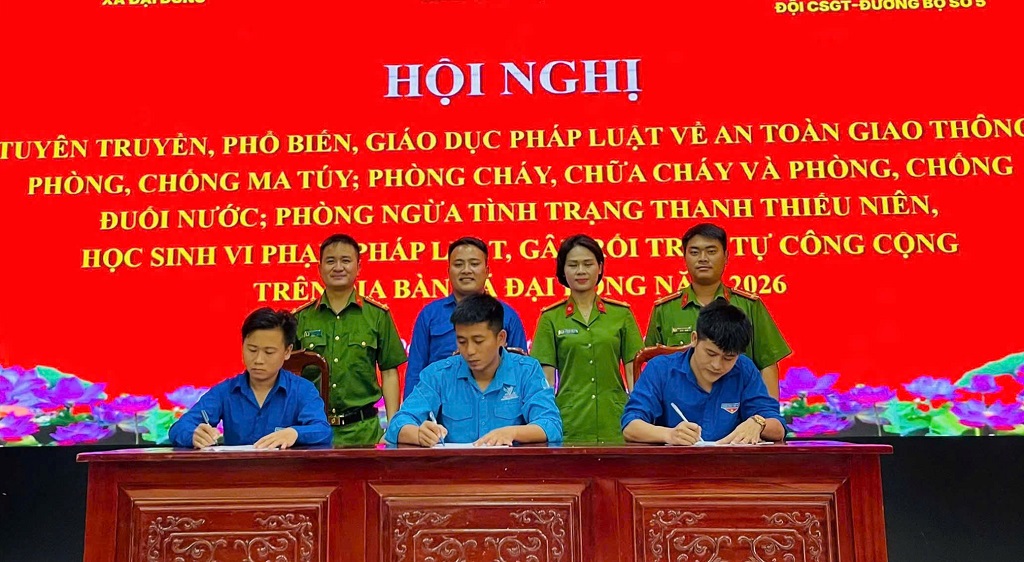 Công an xã Đại Đồng tuyên truyền, phổ biến pháp luật cho đoàn viên, thanh niên