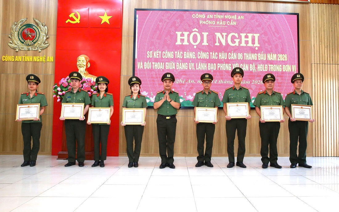 Đồng chí Đại tá Nguyễn Huy Khích, Ủy viên Ban Thường vụ Đảng ủy, Phó Giám đốc Công an tỉnh trao thưởng tập thể, cá nhân có thành tích xuất sắc