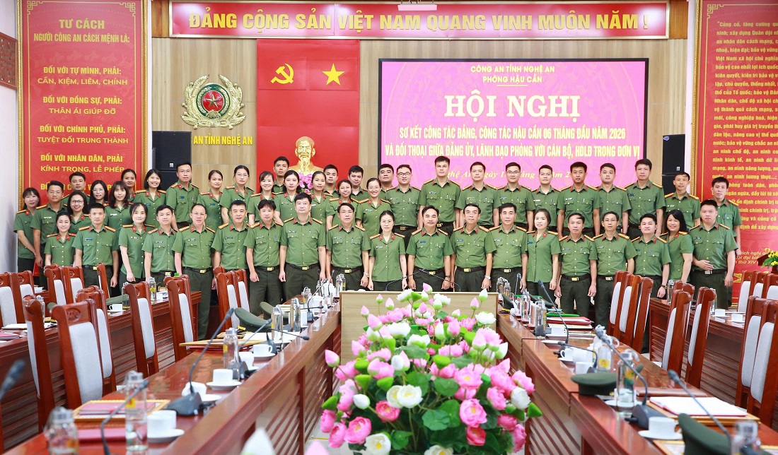 Đại biểu chụp ảnh lưu niệm