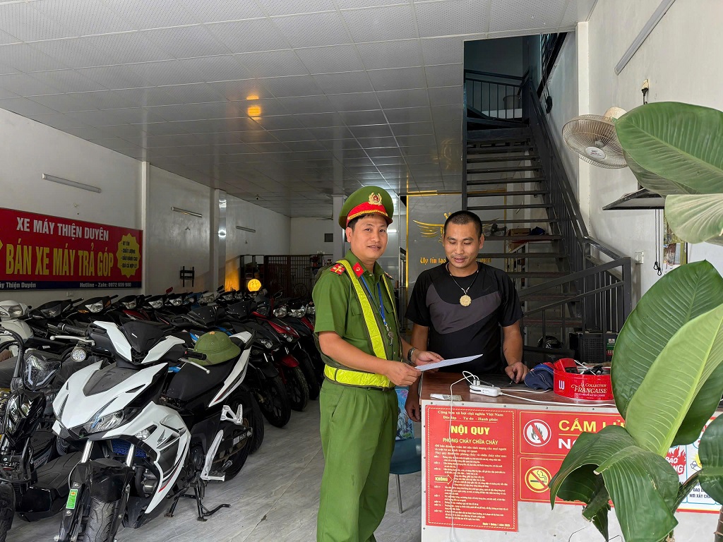 Công an xã Mường Xén kiểm tra, ký cam kết đối với cơ sở sửa chữa xe mô tô, xe gắn máy