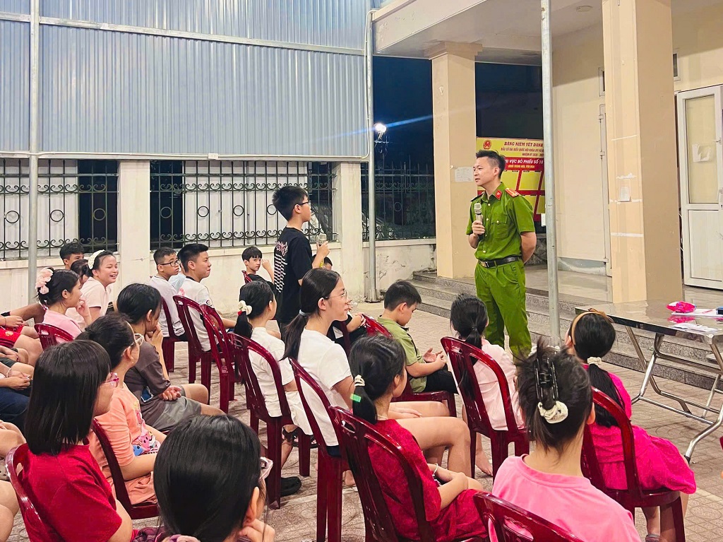Công an phường Vinh Phú tuyên truyền phòng, chống đuối nước và phổ biến pháp luật cho thanh, thiếu niên